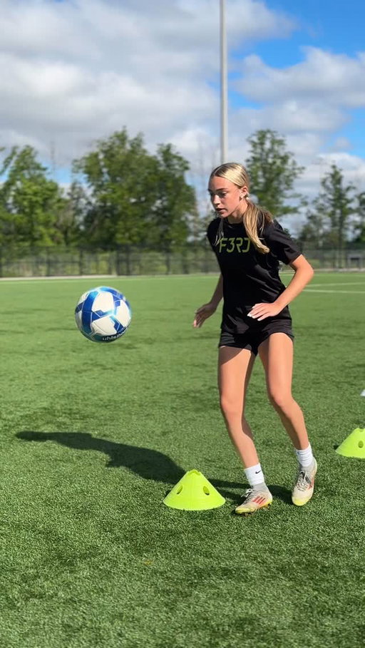 Rhythm & timing 💯

Getting warmed up for the session.

Final3rdsoccer.com 
416-700-4189 
Info@final3rdsoccer.com

#soccer #soccertraining #football 
#viral #reels