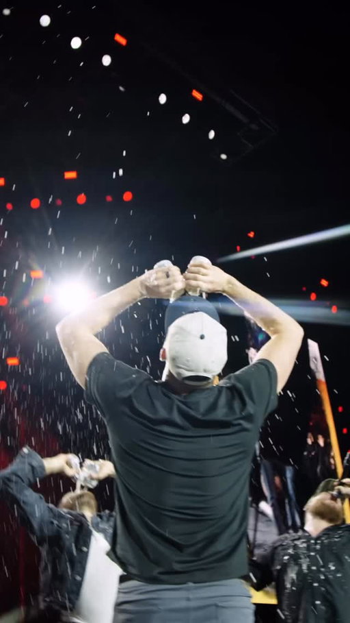 Closed out @lukecombs in Canada with the Toronto @mapleleafs & @bluejays! Thanks @williamnylander, @kevingausman34 & @patrickcorbin46 for joining us on stage.