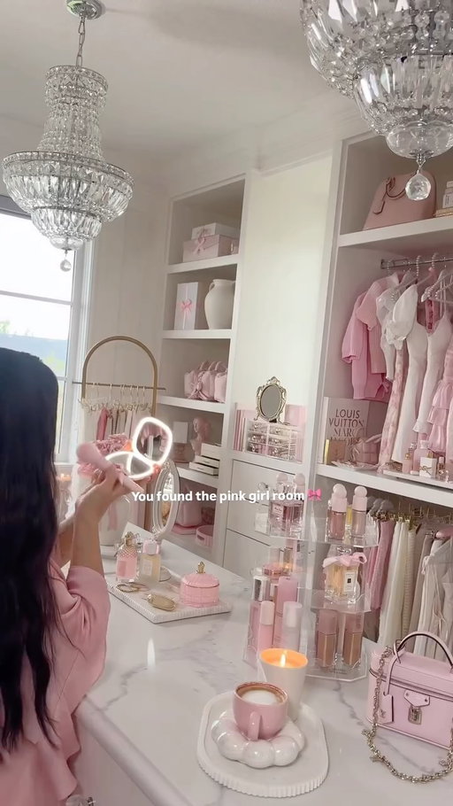 Sharing my favorite space with you🎀🤍🪽

Getting ready has always been my favorite part of being a girl…🪽