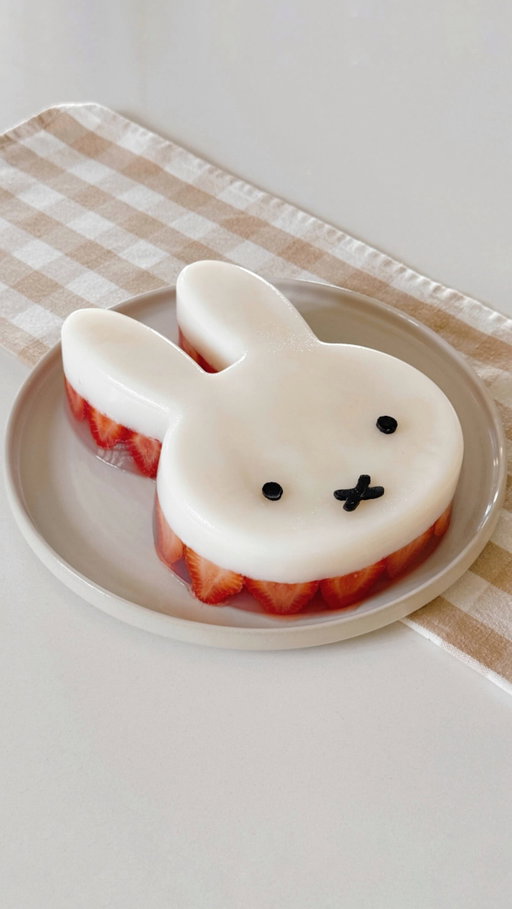 let’s make a miffy jelly cake 🍓

#miffy #nijntje #strawberry #jellycake