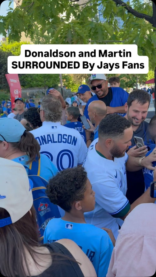 The love for Josh Donaldson and Russell Martin in Toronto hasn't dipped even a little. The lads from the @getitdoneleague were here 5 minutes and 100+ people arrived. Legends. @therealbor_20 @russellmartin55 

#bluejays #jays #mlb #baseball #toronto