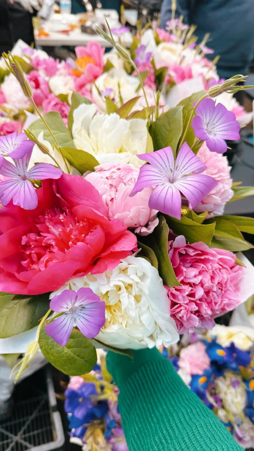 Sundays are for the farmers market 💐 

📍 Ballard Farmers Market