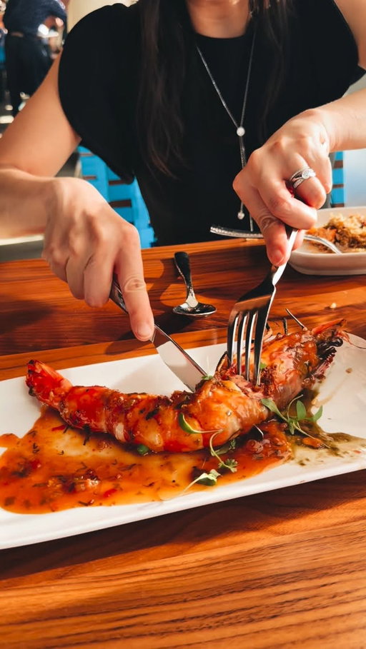 they call this shrimp, “tomahawk of the sea” 🌊 🦐 @lamarbellevue, wild-caught Nigerian Tiger Prawns, tastes like lobster. 💯