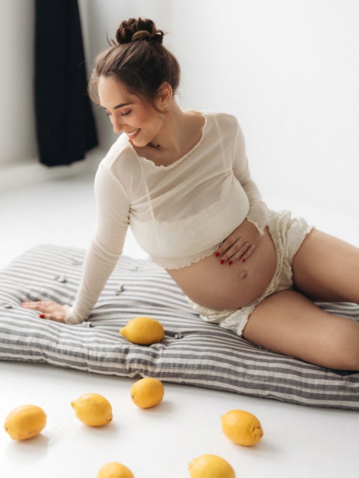 mazais citroniņ, kāds tu būsi.? 🍋💛 saka, ka mēs esam tās un tie, kas “audzē”, angliski “grow” 😀 bērniņu. bet, manuprāt, jebkurš, kurš ir saskāries un sastapies ar kādu bērnu un iepazinis kaut nedaudz viņa mazo sirsniņu, saprot, ka patiesībā ir pavisam otrādi. viņi mūs, māca, palīdz mums augt un būt par labākiem, iejūtīgākiem, foršākiem, jautrākiem un pacietīgākiem cilvēkiem. ja vien mums vienmēr pietiktu pacietības un spēka pavērot to, kā viņi redz šo pasauli, es ticu, ka šī būtu miljons reižu priecīgāka vieta, kur būt. vakar no malas skatījos uz savu draugu un ģimenes bērnu baru un sapratu, ka tik tiešām nekas labāks par bērniem un cilvēkiem nevar būt.  nudien esam radības kronis! 😀☀️ mazais puikiņ, paldies, ka jau māci būt pacietīgiem un pateicīgiem par katru minūti ko pavadām šeit uz zemes. grūtniecība ir garākais un īsākais piedzīvojums vienlaicīgi. jau atkal mācos, ka savas īstās lietas, tāpat kā satikšanos ar tevi - nevar nokavēt. bet nu baaaigi gribās zināt, kad tu nāksi.? gaidām, ļoti!!!! tava māsa arī skraida apkārt bļaujot - nāci nāci ārā bā 😀🥹 paldies @artakrauklephotography par bildītēm mūsu citronbebītim iekš punčuka 💛🥹🍋