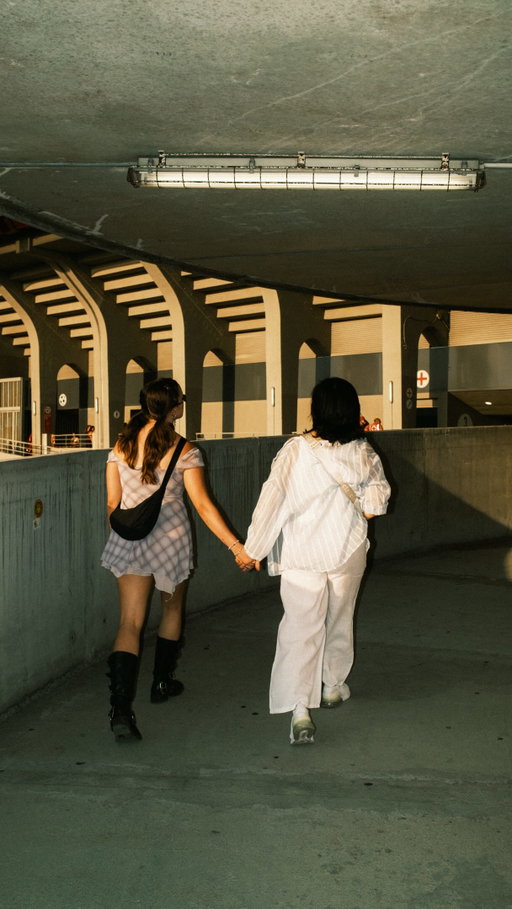 A te, San Siro, che non sei stato solo uno stadio, ma una costante della mia infanzia.

Sono cresciuta proprio dietro le tue mura, imparando a riconoscerti dal rumore prima ancora che dalla vista: sentendo ogni concerto dal balcone di casa mia e lamentandomi per il casino di ogni singola partita.

Ti ho guardato da sempre come si guarda qualcosa di più grande di sé, come un punto fisso capace di ricordarmi quanto fossi piccola in confronto alla vastità del mondo, anche quando tutto sembrava troppo.

A San Siro ho vissuto alcuni dei momenti più felici della mia vita. Il primo concerto degli One Direction nel 2014, sulle spalle di mio papà perché non vedevo niente, ma vedevo tutto. Taylor Swift, che mi ha ricordato che ciò che desideri davvero, se lo insegui, può diventare reale. Tiziano Ferro nel 2015 con la mia famiglia, e di nuovo ieri, undici anni dopo, come se il tempo si fosse piegato per riportarmi esattamente lì.

E poi ancora quella sensazione impossibile da spiegare: l’immensità condivisa, gli sconosciuti che diventano una sola voce, il pavimento che vibra sotto i salti, le lacrime di gioia, il calore di migliaia di persone che per una sera si sentono casa.

E anche se cambierà forma, anche se un giorno non sarà più lo stesso, resterà comunque una parte di me.

A te San Siro, rimarrai sempre il mio posto preferito al mondo🫶🏼