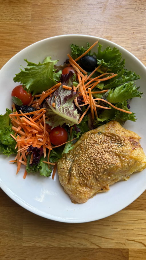 Pastéis de Atum com Folhas de Arroz 🤤🤤 Guarda já! 

Ingredientes (2 pastéis)
1 lata de atum ao natural, escorrido
3 queijinhos A Vaca que Ri
Salsa
1 ovo
4 folhas de arroz
Sementes de sésamo q.b.
 
Processo:
Numa taça, mistura o atum escorrido com os queijinhos e a salsa picada até obteres um recheio homogéneo.
Bate o ovo, colca-o num prato com uma ligeira profundidade e passa as folhas de arroz para as amoleceres, sobrepostas.
Distribui metade do recheio no centro das folhas e dobra as laterais, formando um pastel bem fechado.
Repete o processo para o segundo pastel.
Polvilha com sementes de sésamo.
Leva à air fryer a 200 ºC durante cerca de 12 minutos, ou até ficarem dourados e crocantes. 
Ficam ótimos acompanhados por uma salada fresca, um pouco de massa ou simplesmente para levar para a praia ou para um piquenique.