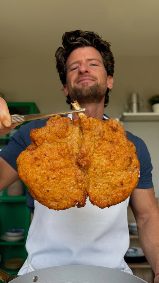 Crispy XL Pork Chops 🍋

Crispy, golden, and finished with a squeeze of fresh lemon. These breaded pork cutlets are easy to make and perfect for a weeknight dinner. Serve them with a simple salad and you’ve got a meal everyone will love. 

Recipe in the comments ⬇️