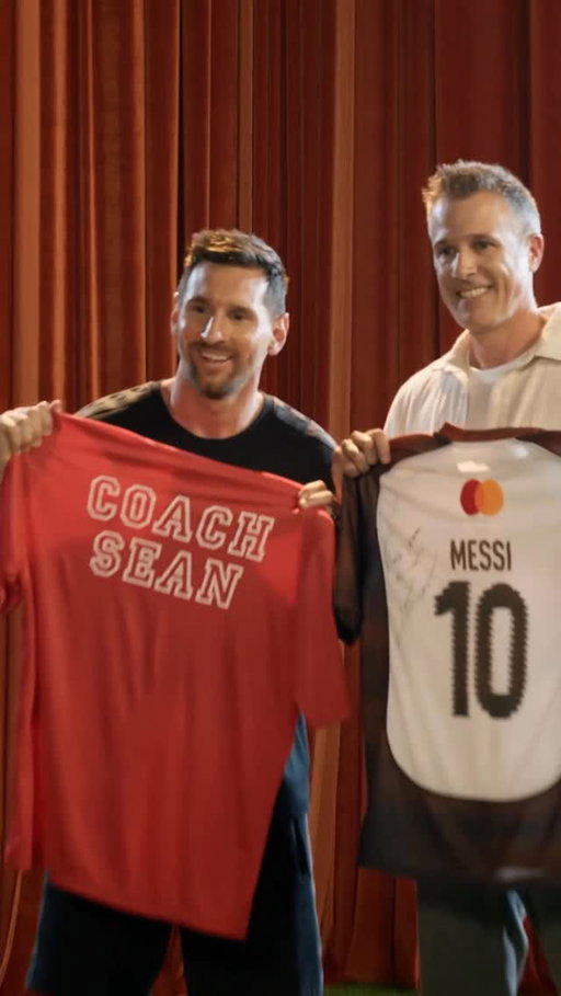 Ten fans. Ten swaps. One epic moment.
@Mastercard is bringing fans closer to the game they love.
Enter for your chance to win a limited-edition jersey from Mastercard - exclusively for cardholders.
Getting closer to greatness that inspires us: #priceless

*NoPurchNec. Mastercard cardholders as of 6/8, 50 US/DC, legal age. Ends 6/21.
Rules: priceless.com/Messi

——

Diez fans. Diez intercambios. Un momento épico.
@Mastercard está acercando a los fans al deporte que aman.
Participá por la chance de ganar una camiseta de edición limitada de Mastercard – exclusivo para usuarios de la tarjeta. 
Acercarnos a la grandeza que nos inspira: #priceless

*Sin obligación de compra. Tarjetahabientes de Mastercard desde el 8/6, 50 estados de EE.UU./DC, mayoría de edad. Finaliza el 21/6. Reglamento: priceless.com/Messi