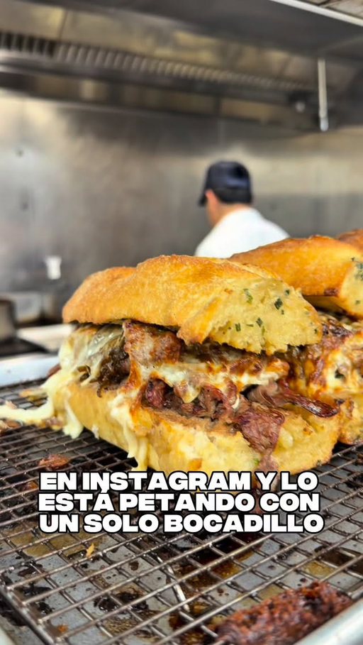 ¿Por qué esta calle de Nueva York está desbordada por gente que quiere probar este bocadillo?

Fuimos a comer el FRENCH DIP desbordada @salt_hanks para entender porque la gente se vuelve loca por probar este bocadillo de 45$ en NY. 
¿Harías esta cola y pagarías esta cantidad por probarlo?

Mis compañeros no lo dudaron:
@ruizgarcia1994 
@zampi_news 
@divitolife 
@mrfrankiesfood 
@burguitostgn 
@dualityburger 
@gula.rest 
@tegustalatoxica 
@algodiferente.vlc 
@pacorosapremium 

¿Te vienes con nosotros al próximo viaje?