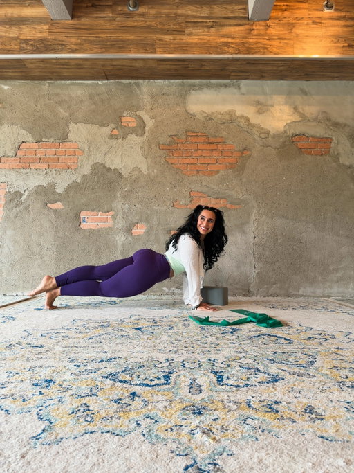 Just out here holding myself together with core strength and good intentions 💛💜

#barreinstructor #pilatesinstructor #yogainstructor