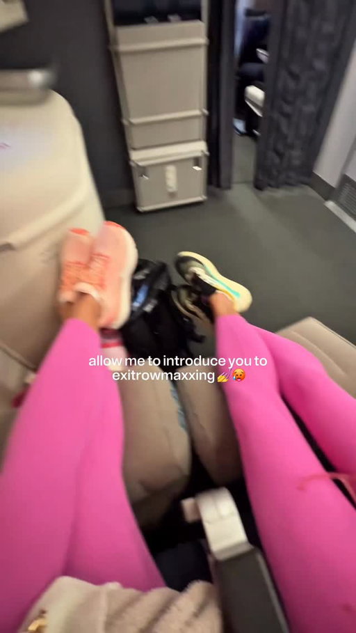 everytime I fly it’s BYOB (bring your own bed) 🥵🤪 

game changer… comment “link” and I’ll send your way 

#travel #travelhack #planehack