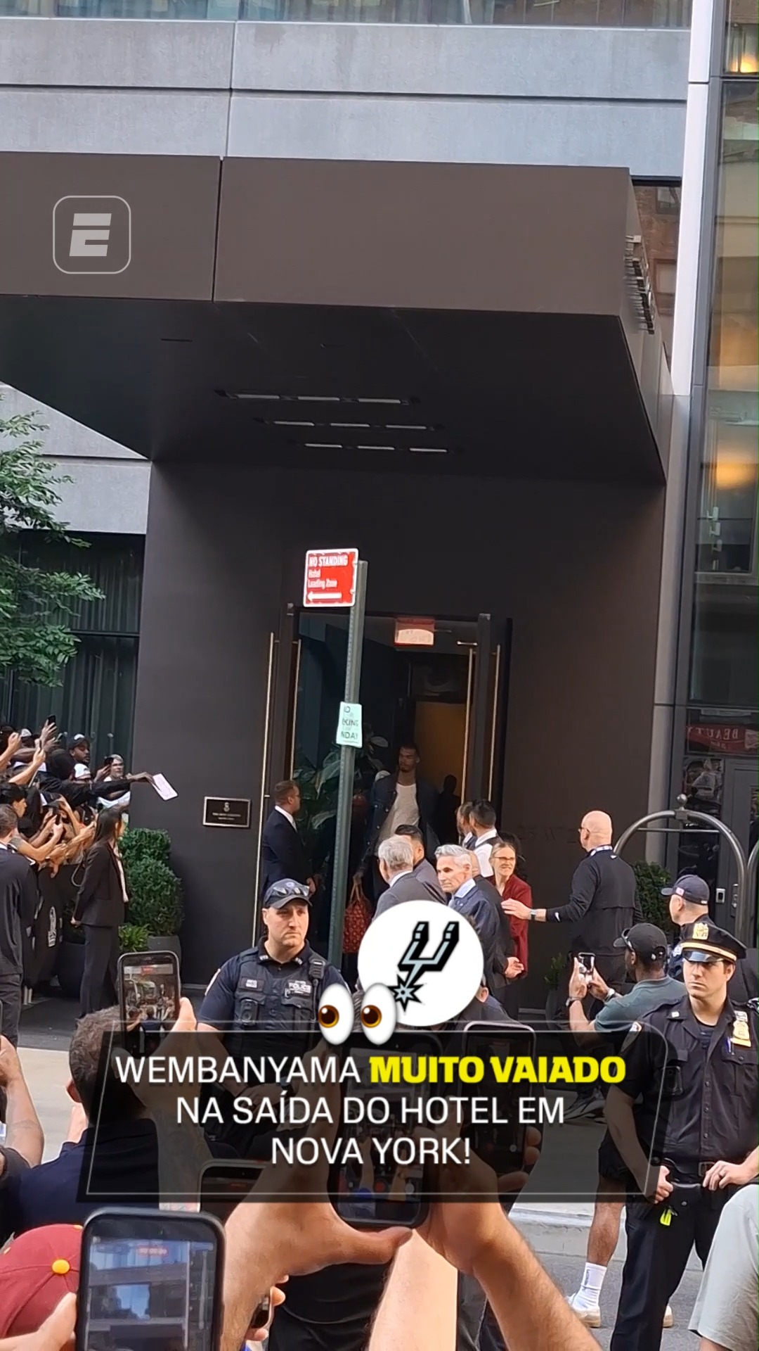 QUE CLIMA, FÃ DE ESPORTES! 👀

Hoje acontece o Jogo 3 das Finais da NBA, o primeiro no Madison Square Garden, em Nova York, e este foi o clima na saída de Victor Wembanyama do hotel. 😬

Os Spurs vão reverter o 2 a 0, fã de esportes?

#NBANaESPN #Knicks #Spurs