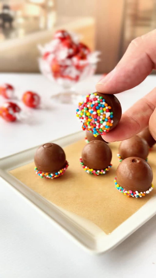 Dots on the outside, smooth melting delight on the inside. Our Master Chocolatier took on the trend, reimagined with a LINDOR Milk truffle at the heart of it 🍬❤️⁣
⁣
Which LINDOR flavour should inspire the next one?⁣
⁣
#DotCake #Lindt #LINDOR #MasterChocolatier #ChocolateMoments