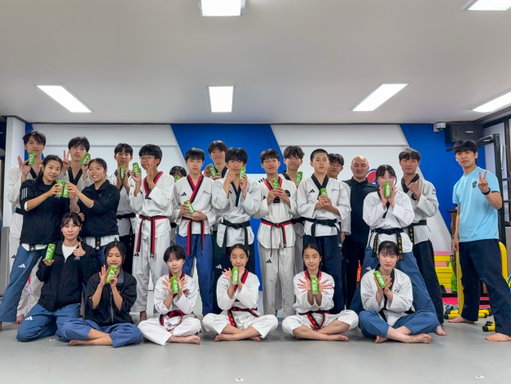 약 두 달간의 합동훈련 종료🔥

선수들을 위해 음료수를 준비해 주신 이동영 코치님께 감사드리며
앞으로도 각자의 자리에서 꾸준히 성장하며 멋진 선수로 발전해 나가길 응원하겠습니다🍀

#태권도 #품새 #옆차기 #도복소리 #대경대학교