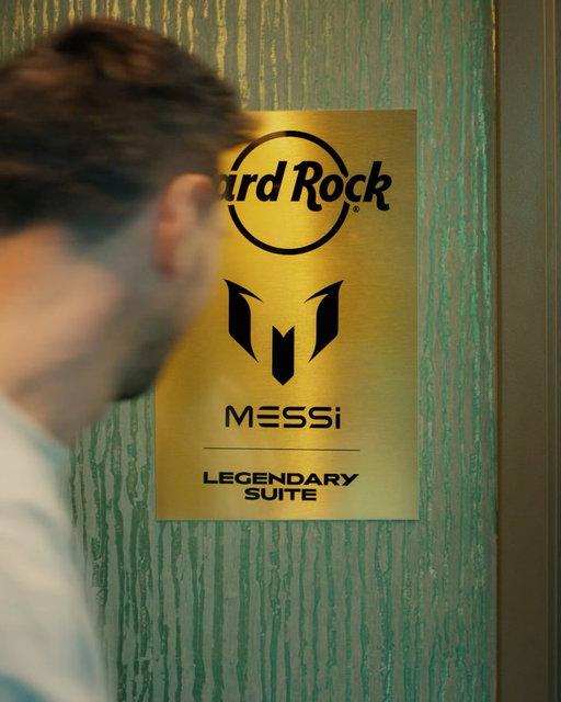 Cada Mundial se vive distinto... y este va a ser muy especial para mí.
A pocos días de empezar oficialmente mi sexto Mundial, me pone muy contento compartir algo especial en lo que estuve trabajando junto a mis amigos de @officialhardrock.
Hoy les presento la nueva Messi Legendary Burger, ya disponible en @hardrockcafe y en una selección de @hardrockhotels, junto con una nueva colección exclusiva de retail.
También me pone muy contento compartir una experiencia única en la Messi Legendary Suite, disponible exclusivamente en @hardrockhotelnyc y @hardrockholly. Pude alojarme ahí y fue una experiencia increíble.
Espero que puedan disfrutarlo tanto como yo.
Pueden ver más acá: hardrock.com/allteamsoneplace
#AllTeamsOnePlace
 The experience of every World Cup is different, and this one will be very special for me.
 
Before I officially kick off my sixth tournament in just a few days, I’m excited to share something special to me that I’ve been working on with my longtime partners at @officialhardrock. Today, I am introducing an all-new Messi Legendary Burger, now available @hardrockcafe and select @hardrockhotels along with a limited-time retail collection. 

I’m also excited to share a one-of-kind Messi Legendary Suite experience exclusively at @hardrockhotelnyc and @hardrockholly.  I already stayed in the suite and let me tell you - I love it.
 
I hope you enjoy these new offerings as much as I do!

You can see more here: hardrock.com/allteamsoneplace
 
#AllTeamsOnePlace