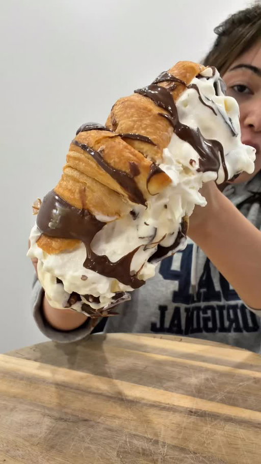 the nutella drip gets me every time 🥐🍫🍦

@magnum @magnum.canada 

#asmr #nutella #asmreating #mukbang #viralasmr