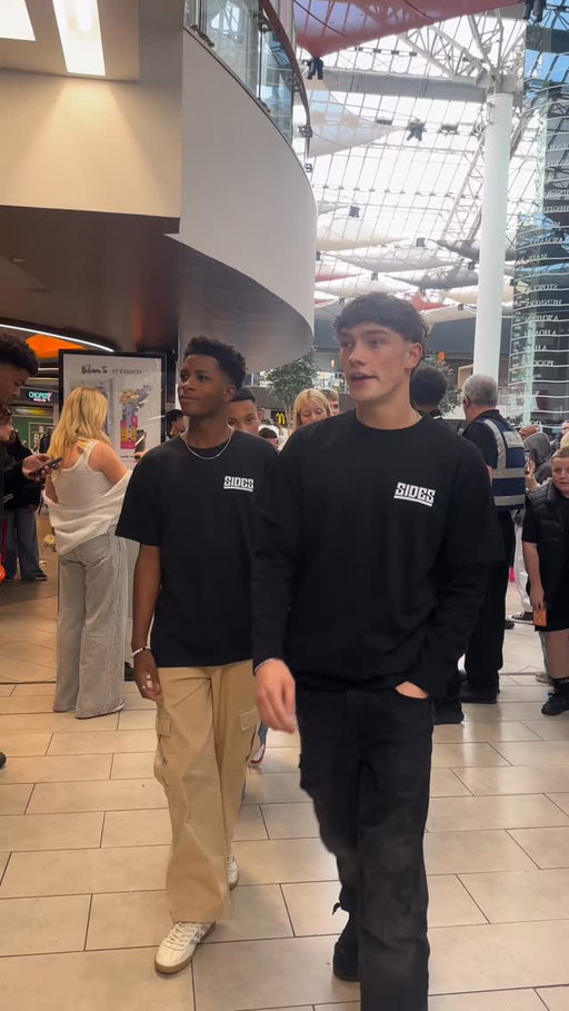 Glasgow… you here for the chicken or @december10 👀🍗