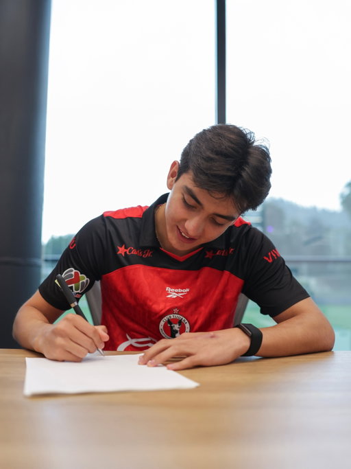 ¡De la frontera pa’l mundo! @gil_morita extiende su contrato con Xolos y usará el número 10. 

El Canterano Rojinegro está listo para seguir haciendo historia internacional.