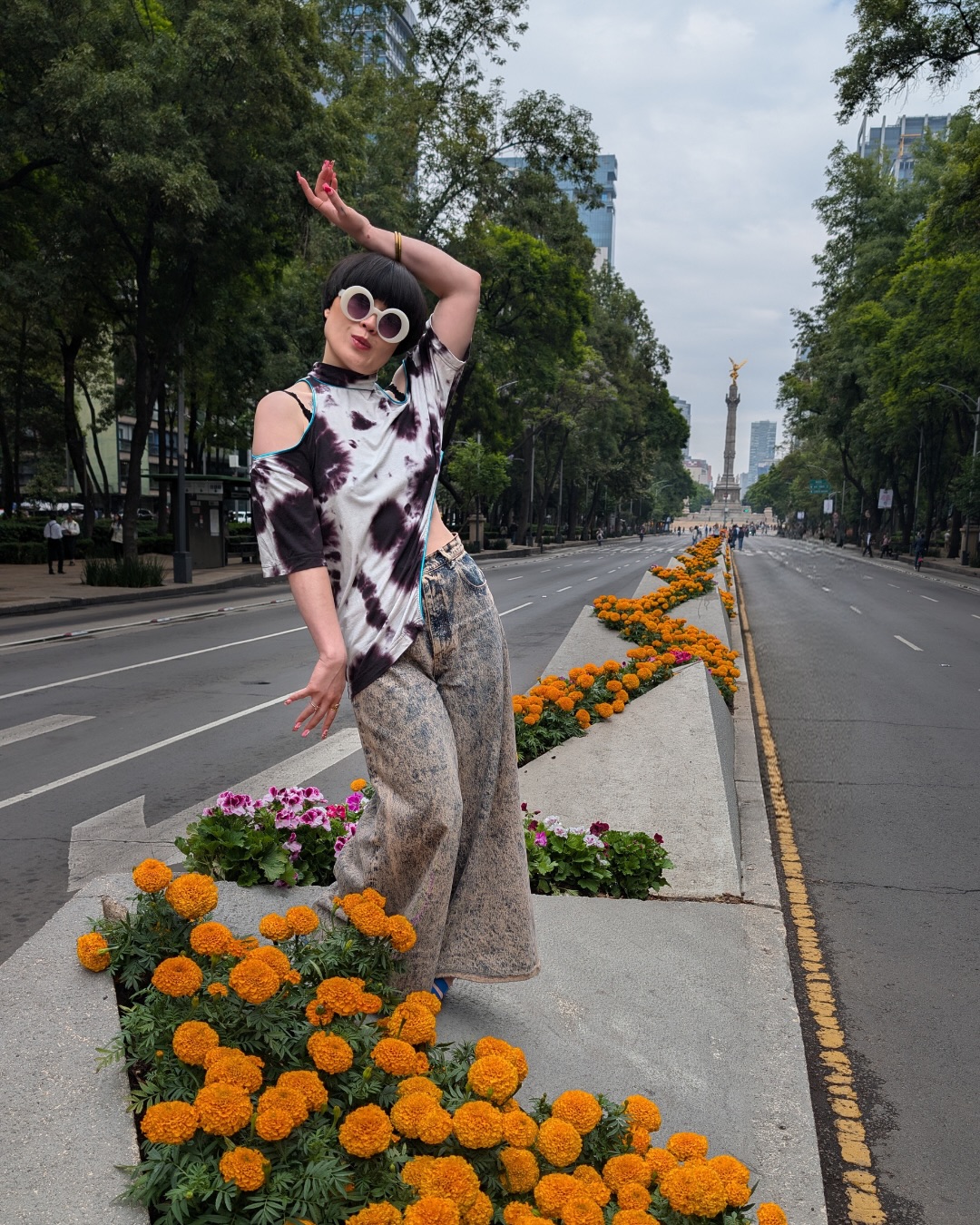 Mexico City 🇲🇽🥹thank you for the warm welcome, the sold out show, the gifts. I'm proud to be your chica, Mexicana ❤️be back soon! 

& to my love @matteolane it was an honor co headlining w you!! + special thanks to @sofffiaaa1 for joining us!

Earring: @bychavelli 
photography: @cristiancbucur 
videography: Mario Castillo