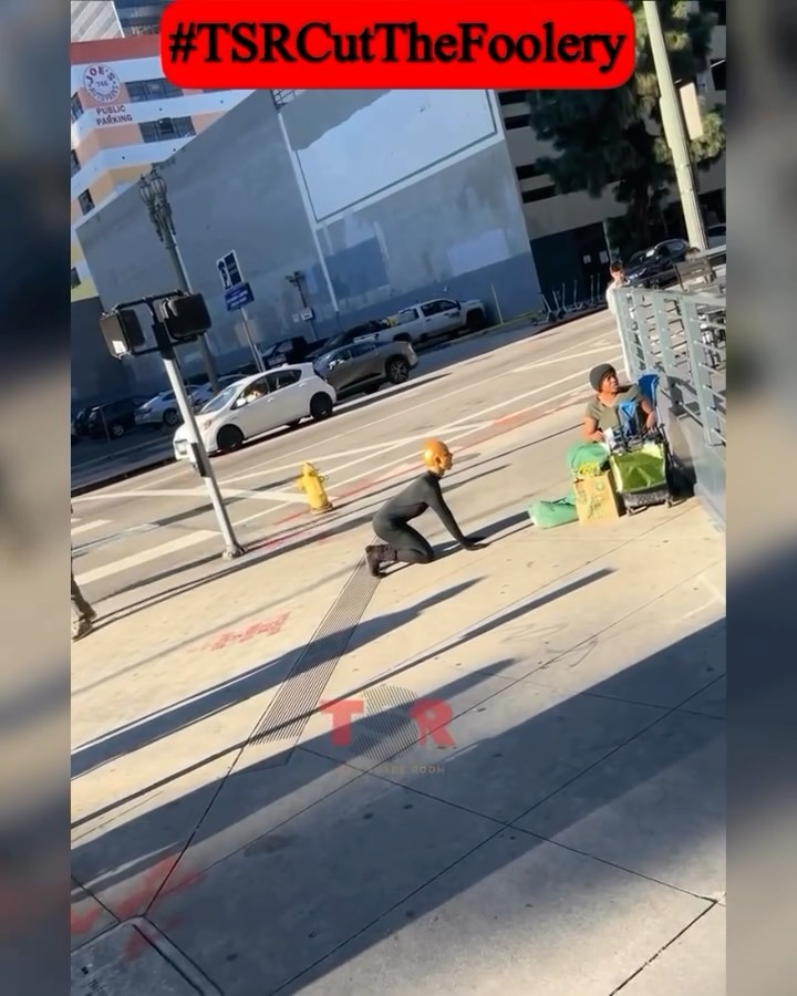 #TSRCutTheFoolery: “In the name of Jesus!”🤣 Now why are y’all messing with random people on the streets of Los Angeles like this?!😩 (🎥:@fucklyft)✍🏾:#TSRStaffJRx