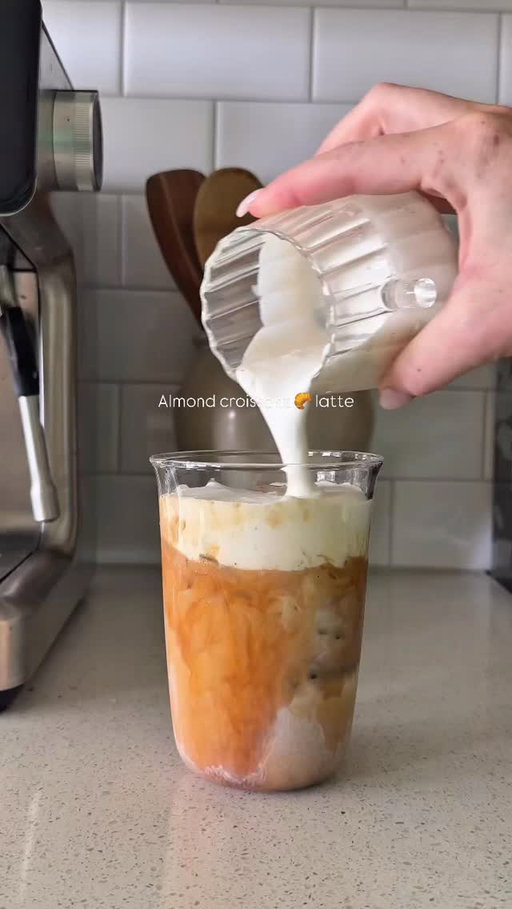 Almond croissant latte 🥐 featuring @drinknooly almond croissant syrup 😍🤎 honestly one of the BEST syrups I’ve ever used in a latte! Link in bio to shop & use my code when ordering CANDACEJACKSONCOLLAB 🫶🏼 

Recipe: 
-2 shots espresso brewed over 1 tbsp almond croissant syrup 
-add milk & ice to glass then espresso 

Almond + Vanilla Cold foam: 
2 tbsp heavy cream, 1 tsp almond croissant syrup, 1 tsp vanilla bean paste 

#coffee #coffeeathome #coffeelover #noolysyrups