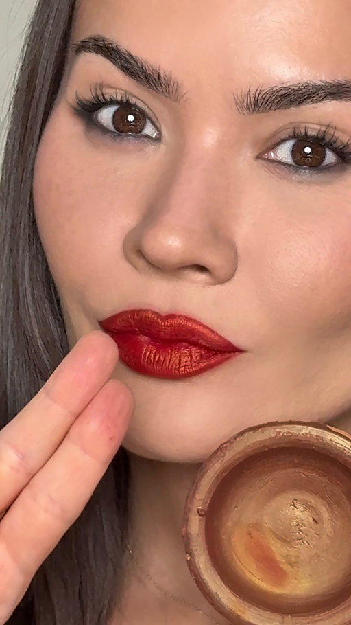 Aker Fassi is a traditional Moroccan clay pot pigment stain for the lips and cheeks and has been used by Berber women for centuries. It is made from powdered sun-dried red poppy petals + pomegranate bark and painted unto an unglazed terracotta clay pot. There’s no texture to this and it’s totally non-transferable!! I LOVE!! ❤️🇲🇦
#maryamnyc #moroccanbeauty #naturalmakeup #akerfassi