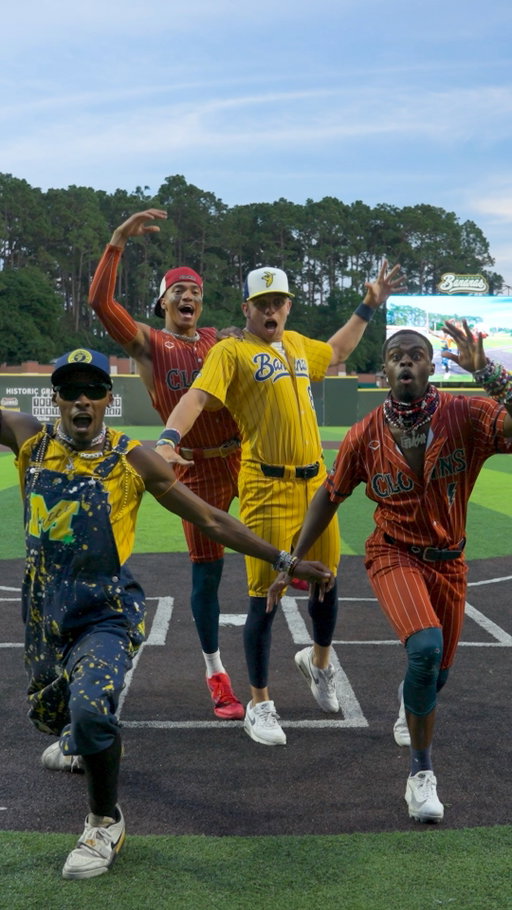 The only thing more dangerous than one team dancing... is two teams dancing😏

#savannahbananas #indianapolisclowns #bananaball #dancing #trend #viral #starships