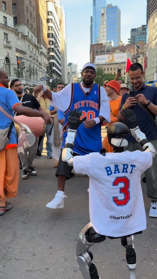 Finally, my kind of humans. #bart #robot #dance #nyc #knicks