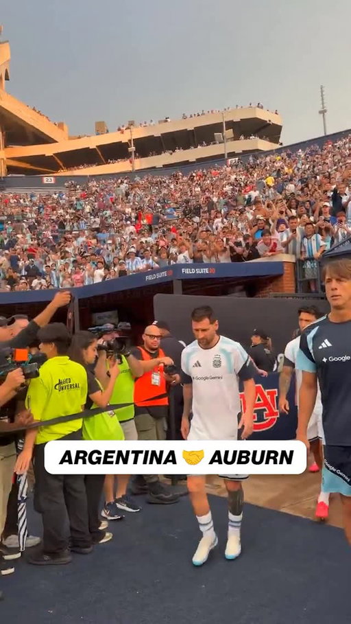 Messi and Argentina receive a warm welcome at Jordan-Hare Stadium in Auburn, Alabama 🇦🇷

(via X/AuburnTigers)