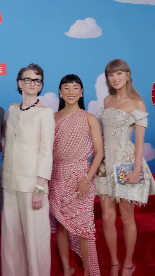 The toys are all here as Taylor Swift joins the cast of Toy Story 5 at the world premiere!