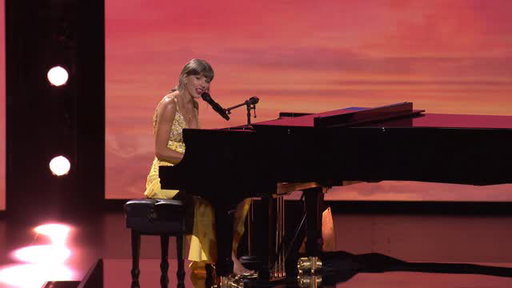 Taylor Swift surprised the audience at the world premiere of Toy Story 5 with a performance of her new original song for the film “I Knew It, I Knew You”