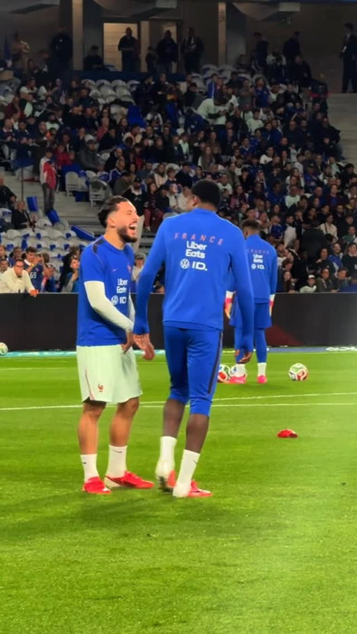 The ball just sticks to Cherki 🥵

Ça colle toujours avec @rayan_cherki 🍯💙
