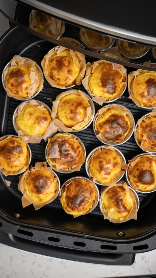 Quem gosta de Pastéis de Nata? ❤️🇵🇹
A melhor versão e a mais saudável está aqui 😍

Comente MUNDIAL e receba as melhores receitas para ver o mundial num Ebook Gratuito! 

Só vai precisar de… 
Para o recheio:
- 1 L leite
- 40 g amido de milho
- 40 g farinha T55 sem fermento
- 8 gemas de ovo
- 150 g açúcar
- 2 paus de canela
- 2 cascas de limão

Para a base:
- 5 folhas de massa filo

Finalização:
- Açúcar em pó q.b.
- Canela em pó q.b.

👉 Comente MUNDIAL e receba a receita completa com todos os passos!

Com a Air Fryer Pizza Pro da @radiopopular e @apitadadopai tem tudo o que precisa para preparar receitas deliciosas e torcer por Portugal com a família e amigos à mesa. ❤️

#pasteis #receitas #airfryer #apitadadopai #radiopopular