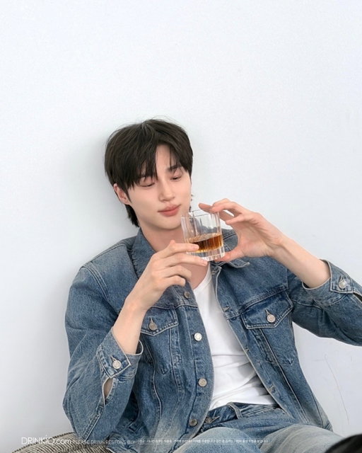 💙
#johnniewalkerbluepartner

DrinkIQ.com Drink responsibly
경고: 지나친 음주는 뇌졸중, 기억력 손상이나 치매를 유발합니다.
임신 중 음주는 기형아 출생 위험을 높입니다.