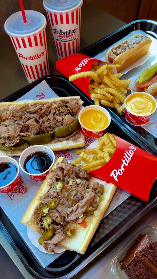 ✨NEW✨ One of my favorite Chicago restaurants is finally here! 🌭🍟🎉 @portilloshotdogs 

I’ve enjoyed Portillo’s many times in Chicago over the years, so I’m beyond excited that we finally have one near San Antonio in Schertz, TX! 

If you’ve never been, Portillo’s first opened in Chicago in 1963 and has built a huge following for its classic Chicago-style menu.

My must-try items:

🥩 Italian Beef Sandwich (the best)
🌭 Chicago-Style Hot Dog
🍔 Char-Grilled Burger
🍟 Cheese Fries
🍰 Chocolate Cake & Chocolate Cake Shake

Definitely check them out! 

📍 Portillo’s Schertz
18678 I 35 N Frontage Rd, Schertz, TX 78154
⏰ Hours: Sunday–Thursday: 10:30 AM–10 PM
Friday–Saturday: 10:30 AM–11 PM

#portillos #satx #sanantonio #sanantoniofoodie #sanantonioeats