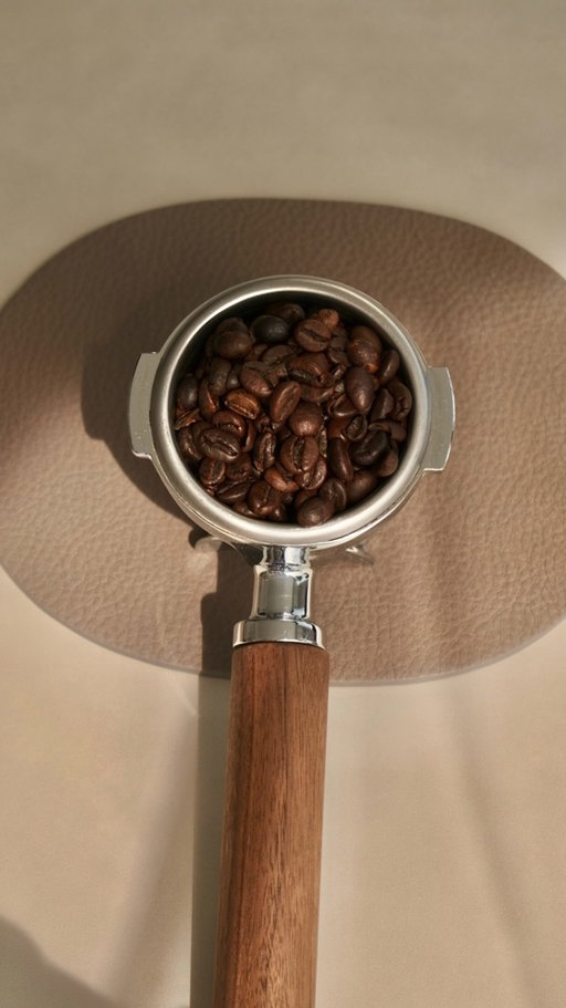 Four simple steps, for one perfect cup:
Fresh beans.
The right grind.
Perfectly tempted.
Precise brewing.