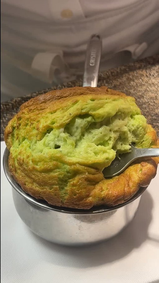 Just in time for the summer days a light as air soufflé recipe with spinach and Fromager d’Affinois Garlic & Herbs, perfect pairing with a nice tangy salad! I love making soufflés in the summer for that decadence that stills feel enjoyable when it’s hot out. The Fromager d’Affinois Garlic & Herbs melts in the center and brings a nice kick. Let me know if you make it how it turns out!! @fromagerdaffinoisusa