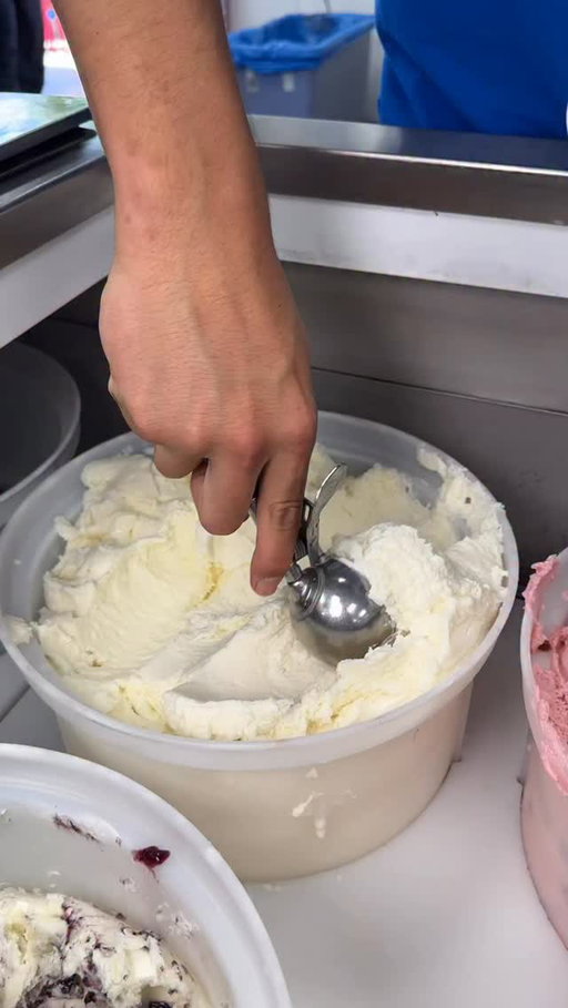 Dot cake trend, Handel’s style 😉
Grab a pint of your favorite flavor + a few sides of sprinkles and try this at-home.

A sweet DIY moment that’s perfect for anyone who loves a little extra crunch and color 💙