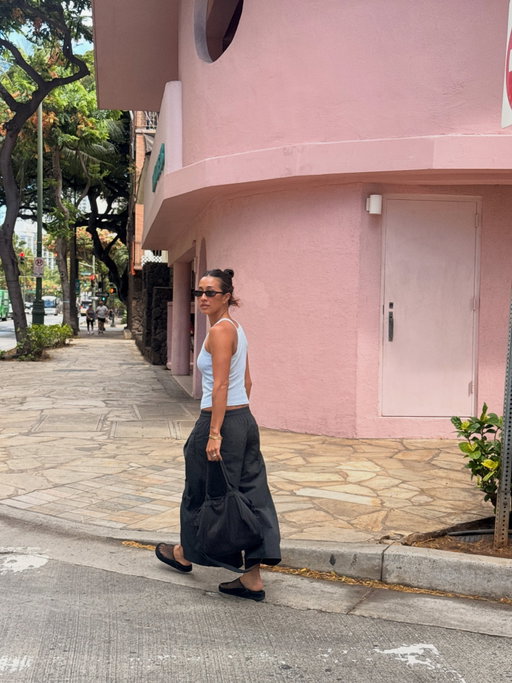 Tank top girls, assemble.

No bra. No worries.

@uniqlousa bra tops comes with built-in support, so you can throw it on and go. #UniqloPartner
