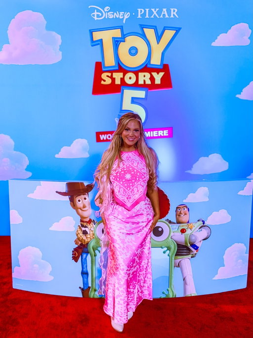 GRATEFUL GRATEFUL GRATEFUL!!! Toy Story 5 World Premiere in Hollywood last night !! 🥹 ☁️ ✨

Might be my very favorite Toy Story movie !!! Such a great film! I’ve loved Toy Story through so many stages of my life - childhood, growing up, and now motherhood! And I can’t believe I got to be at such a special event !!

I’ll have grwm for my pink Sheriff Alice (Woody and Jessie combined idk lol) very soon!!! I rhinestoned my top 🤭💖✨ pink & sparkly of course! And my first GETTY!! 

ALSO TAYLOR SWIFT!!! You are amazing and Randy Newman too! Wow wow!! Check out my stories of their performances!! I’ll also post them when I get the chance, but I’m sure you guys have seen them already 🤭🥹 

Toy Story 5 will be in theaters June 19! @pixar #toystory5

@taylorswift @toystory