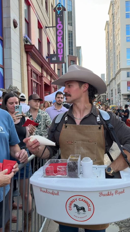 He’s a 7 million dollar cannoli piper 🐂🤠
•
•
•
•
•
#fyp #reels #cowboy #countrymusic #cannoli
