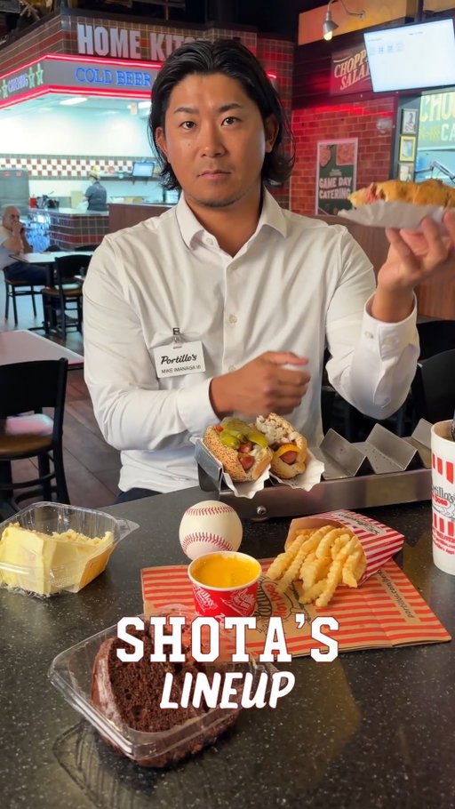 @shotaimanaga picked the Maxwell Street Polish and honestly…he knows ball 🌭⚾️​

Shota’s Lineup also comes with fries, a drink, AND chocolate cake!