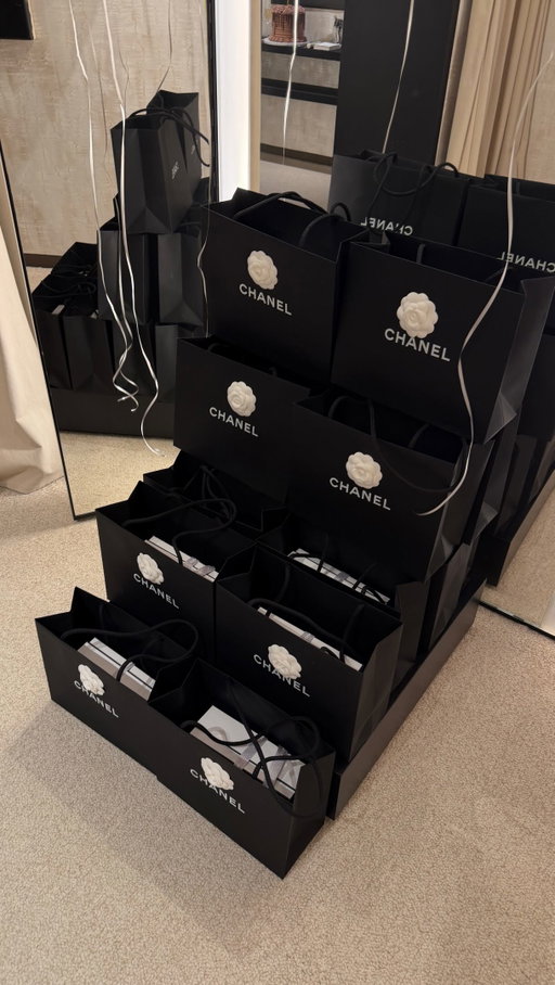 When the girls’ trip finally leaves the group chat…
20 women. 5 days. Miami. What could possibly go wrong? #girlstrip #balharbour #chanel #hermes #miami