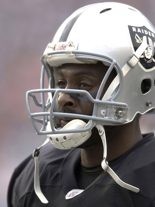 the era of the Riddell Revolution helmet ⏪

📷: AP