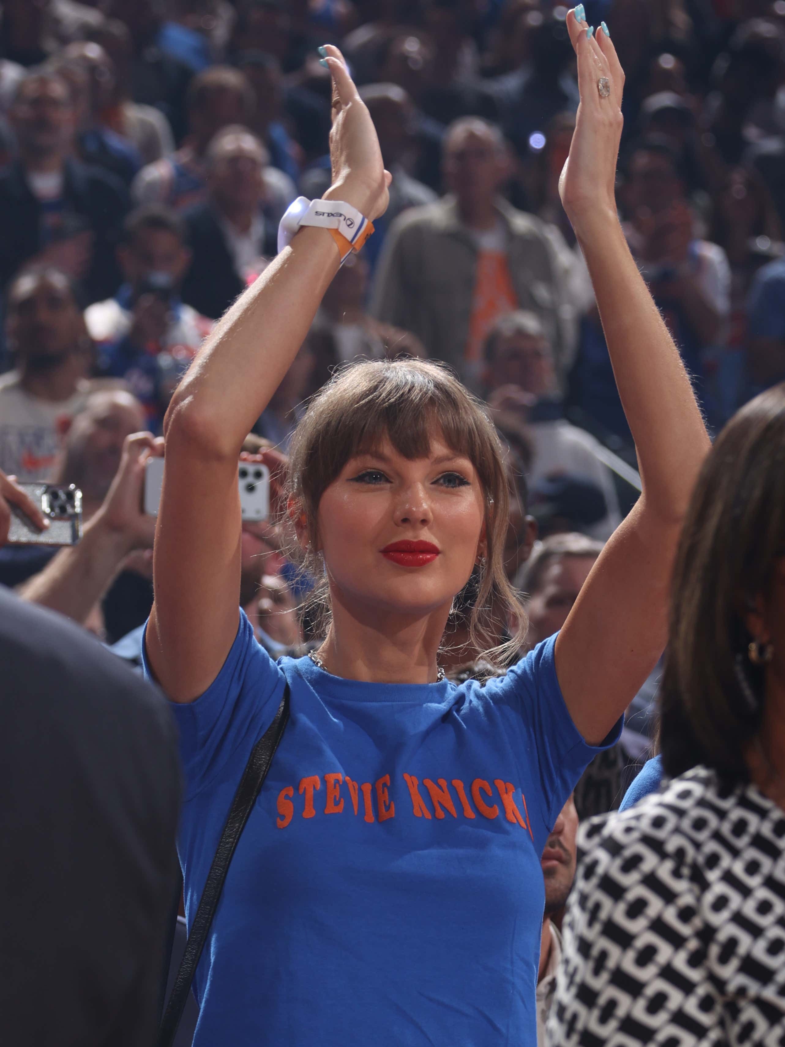 Taylor Swift is New York’s good luck charm tonight at the Knicks vs. Spurs NBA finals game 🏀