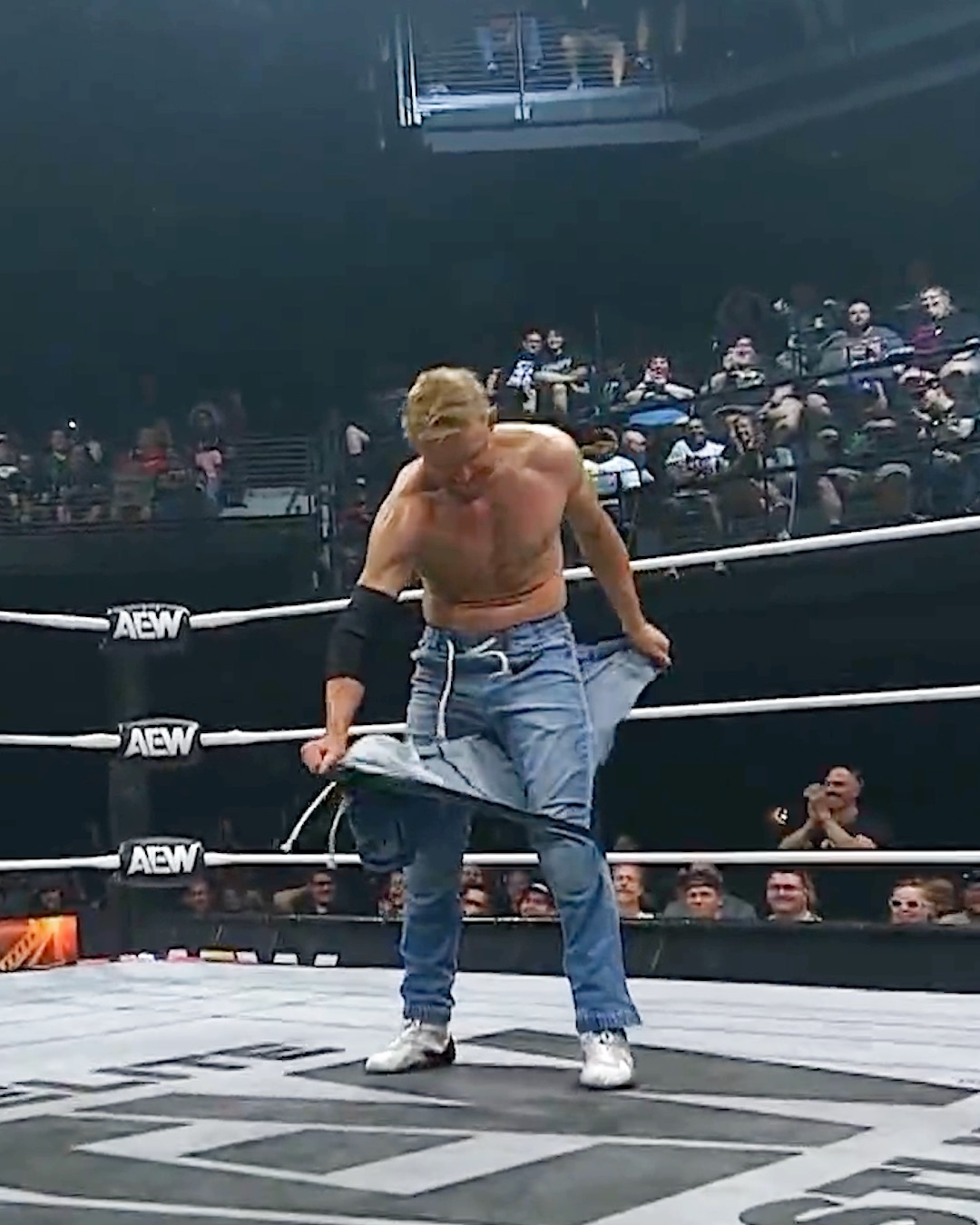 @OrangeCassidy one-ups @Andradealmas 😭

#AEWDynamite Summer Blockbuster is LIVE on TBS & streaming on HBO Max!