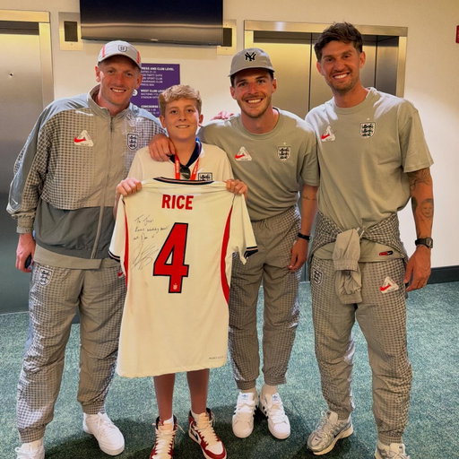 Took @joshuajamespoulter to @england vs Costa Rica today. Our @arsenal Legend @declanrice gave Joshua his match shirt. Thanks mate very special gift that will be cherished and take pride of place on his wall. 
Have an awesome WC lads and will be with you guys in Boston with the family 🙏🏼❤️
Catching up with my old mucker @leedix2 is always great. Need to do it more.