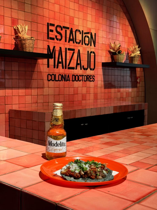 Los planes especiales empiezan con una Modelito.

En Estación Maizajo te recibimos con una Modelito para acompañar los primeros tacos, las primeras conversaciones y todo lo que sucede alrededor de la mesa.

Reserva tu mesa en el link de nuestra bio. #ModelitoLoHaceEspecial