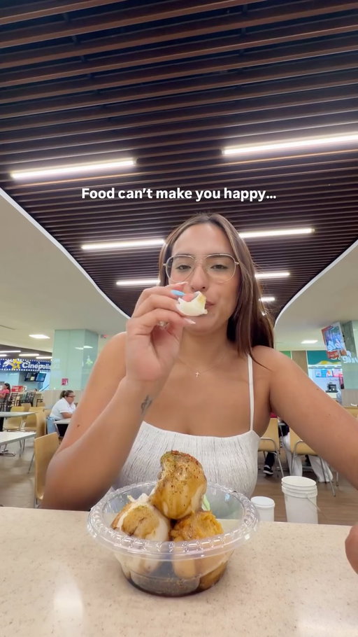Where are all my foodies? 👀🫶🏻

I’m the type of person that dance or make a funny reaction every time she eats something delicious 😅

#foodie #foodlover #humor #desserlover
