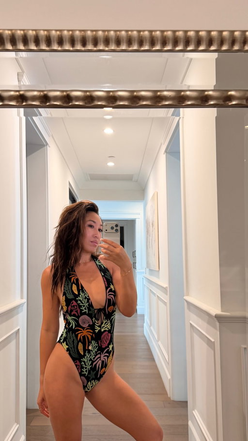 gotta love a surprise reversible moment 🪸 

I’m wearing the @popflex_active deep dive one piece in black with the most colorful reef inspired print! Love this one so much.